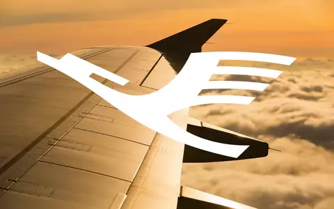 Ein moderner Flugzeugflügel über einer Wolkendecke bei Sonnenuntergang als Symbol für technologische Vernetzung. - Foto: über boerse-global.de