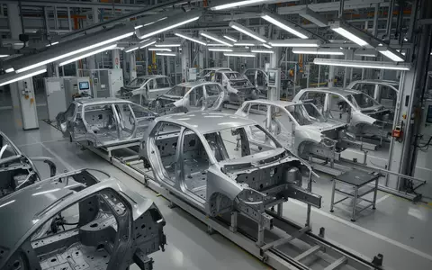 Leere Fertigungslinie in einem Volkswagen-Werk mit unfertigen Fahrzeugkarosserien in einer modernen Industriehalle. - Foto: über boerse-global.de