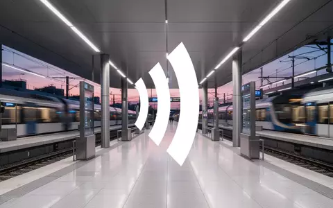 Moderne Bahnhofsarchitektur mit unscharfen Zügen als Symbol für Infrastruktur und öffentliche Verkehrsmittel. - Foto: über boerse-global.de