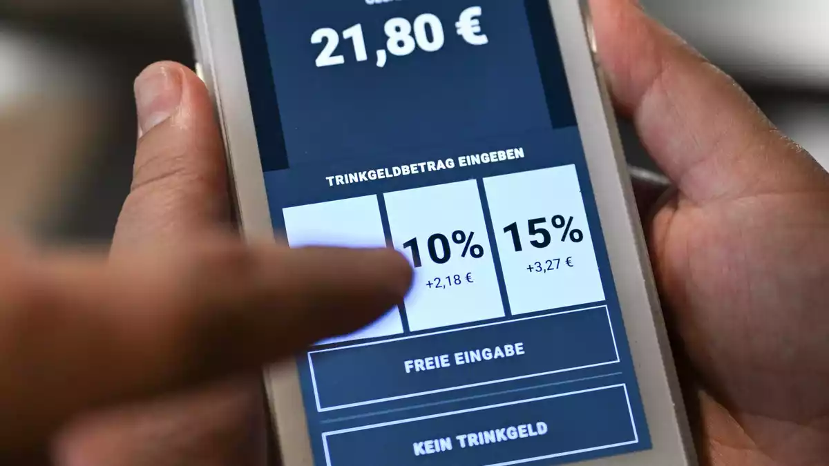 Welches Feld auf der Anzeige tippt man fürs Trinkgeld im Restaurant an? (Symbolbild) - Bild: Jens Kalaene/dpa