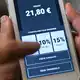 Welches Feld auf der Anzeige tippt man fürs Trinkgeld im Restaurant an? (Symbolbild) - Bild: Jens Kalaene/dpa
