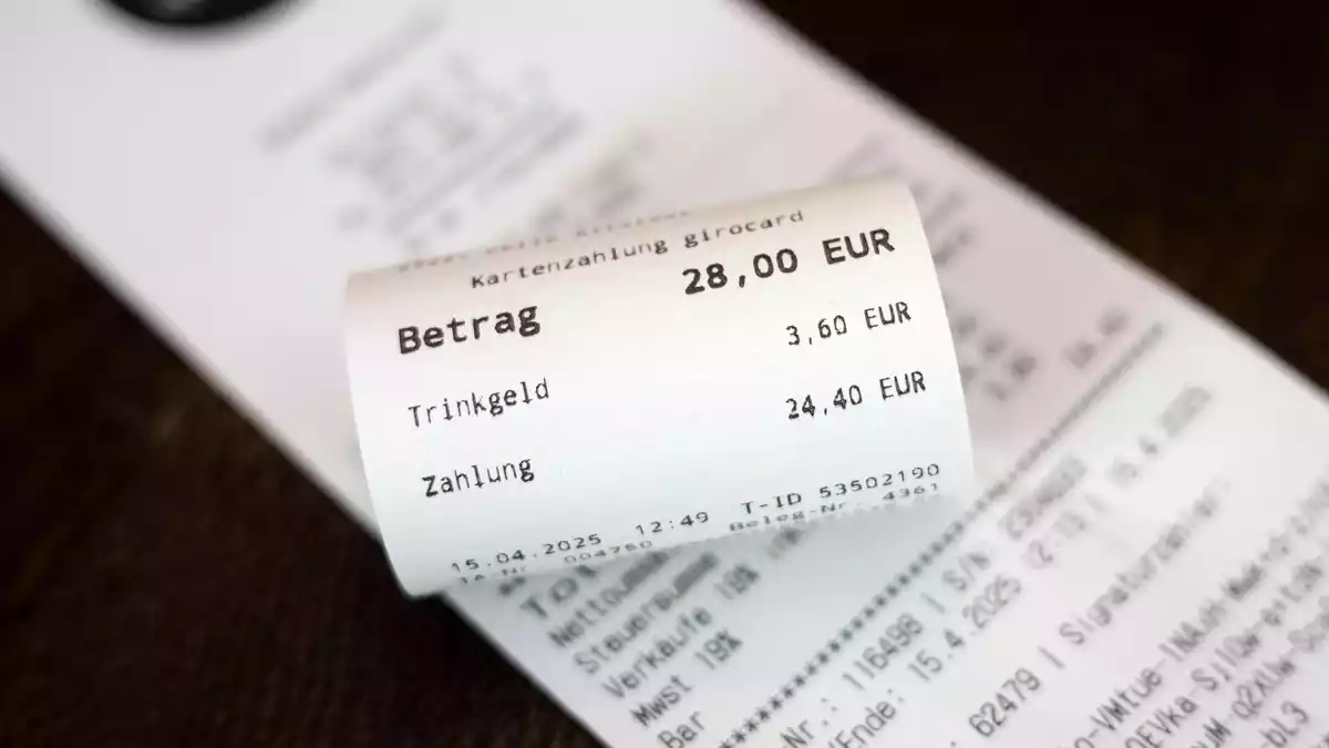 Immer mehr zahlen mit Karte - auch das Trinkgeld. (Symbolbild) - Bild: Sina Schuldt/dpa
