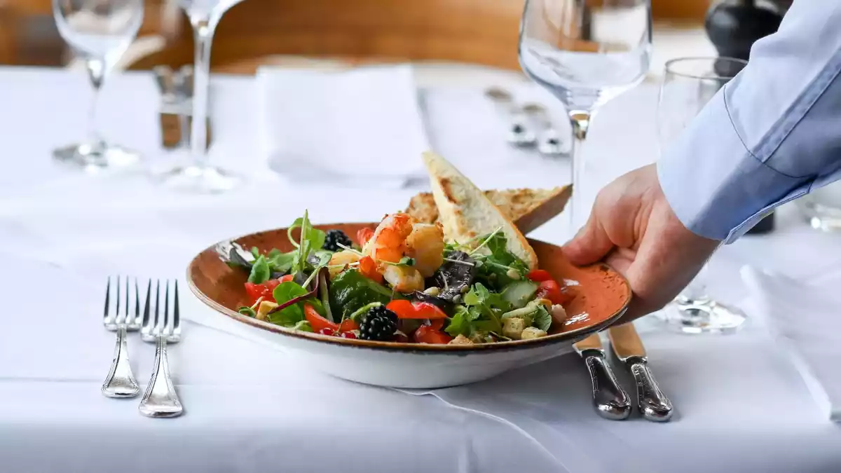 Die Gastronomiebranche betont: «Trinkgeld ist freiwilliges Dankeschön des Gastes.» (Symbolbild) - Bild: Jens Kalaene/dpa