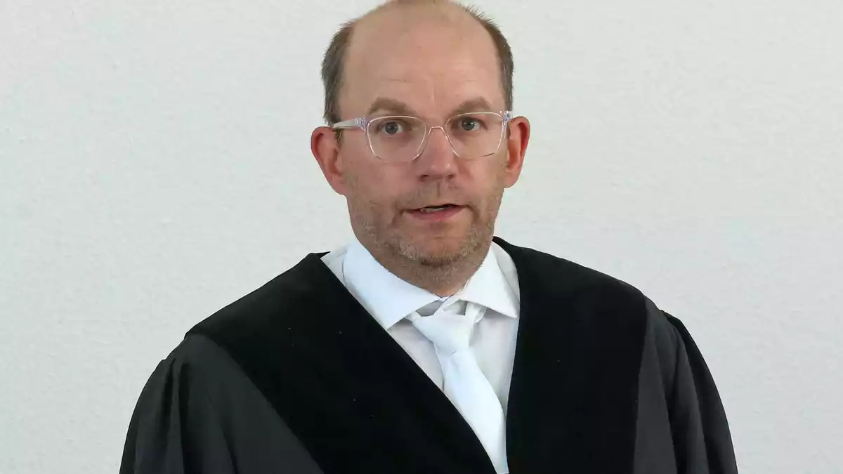 Richter Holger Schütt führt die Verhandlung. (Archivbild) - Bild: Bernd Wüstneck/dpa