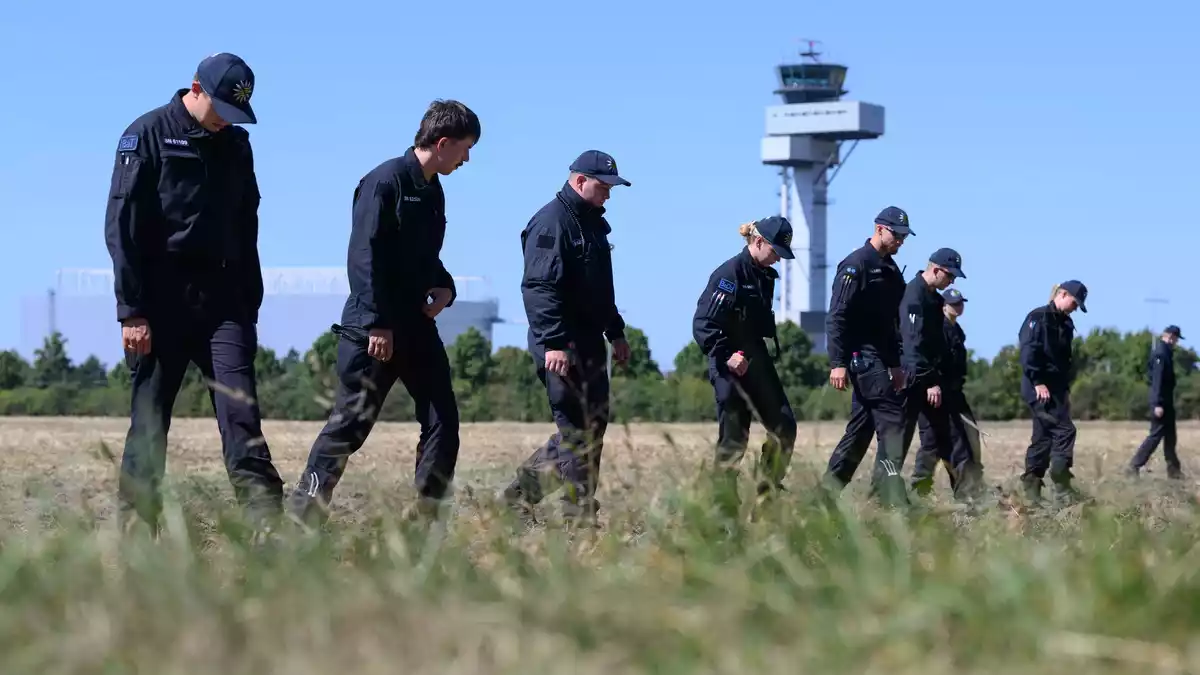 Einsatzkräfte durchkämmten nach der Entdeckung der Drohne die Umgebung des Flughafens. (Archivbild) - Bild: Hendrik Schmidt/dpa