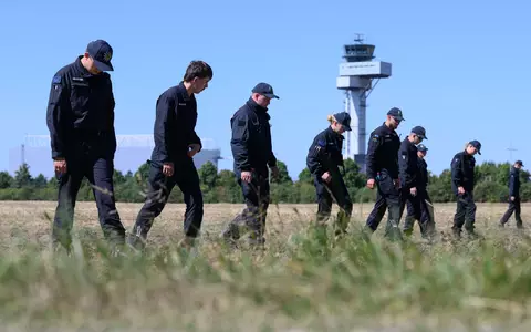 Einsatzkräfte durchkämmten nach der Entdeckung der Drohne die Umgebung des Flughafens. (Archivbild) - Foto: Hendrik Schmidt/dpa