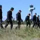 Einsatzkräfte durchkämmten nach der Entdeckung der Drohne die Umgebung des Flughafens. (Archivbild) - Bild: Hendrik Schmidt/dpa