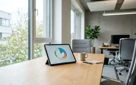 Ein moderner Schreibtisch mit einem Tablet zur Arbeitszeiterfassung in einem hellen Büro. - Foto: über boerse-global.de
