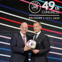 Aleksander Ceferin (r) will kein FIFA-Präsident werden, Gianni Infantino soll es nicht bleiben. (Archivbild) - Foto: Darko Vojinovic/AP/dpa