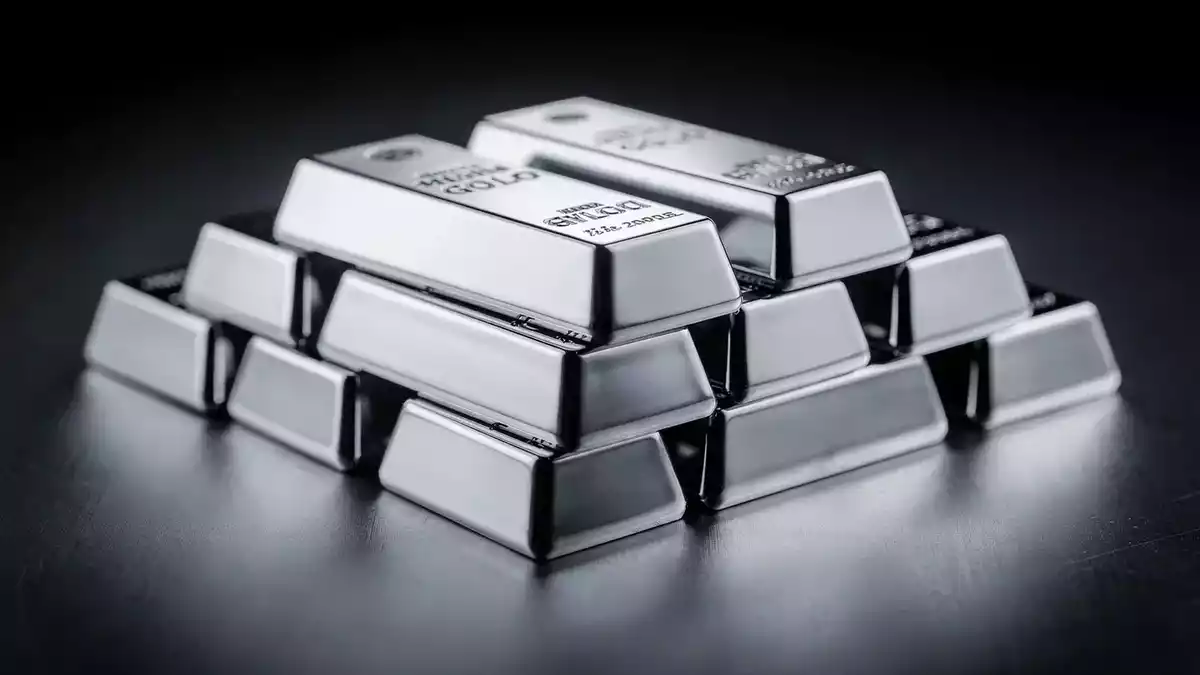 Silver Rally Nears $70: Citi Bullish, HSBC Warns of Overvaluation