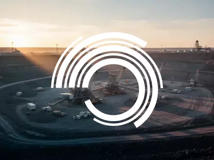 Abstrakte Darstellung einer modernen Uranmine bei Sonnenaufgang mit dramatischer Beleuchtung. - Foto: über boerse-global.de