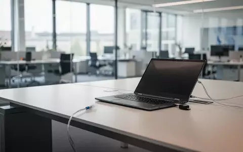 Ein moderner, aufgeräumter Schreibtisch in einer Bundesbehörde mit moderner IT-Infrastruktur und natürlichem Licht. - Foto: über boerse-global.de