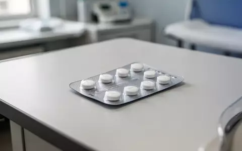 Eine Blisterpackung mit weißen Tabletten auf einem medizinischen Untersuchungstisch in einer Arztpraxis. - Foto: über boerse-global.de