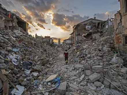 Die Bilder der Zerstörung gingen damals um die Welt. - Foto: Alessandro Di Meo/ANSA/dpa