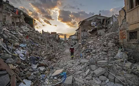 Die Bilder der Zerstörung gingen damals um die Welt. - Foto: Alessandro Di Meo/ANSA/dpa
