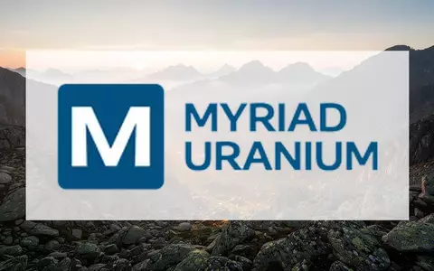 Eine neblige, zerklüftete Berglandschaft im goldenen Morgenlicht als Symbol für den Rohstoffsektor. - Foto: über boerse-global.de
