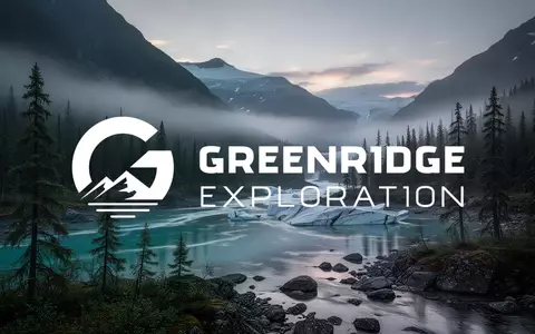 Eine neblige, unberührte Wildnis mit Nadelwald und einem Gebirgssee in der Morgendämmerung. - Foto: über boerse-global.de