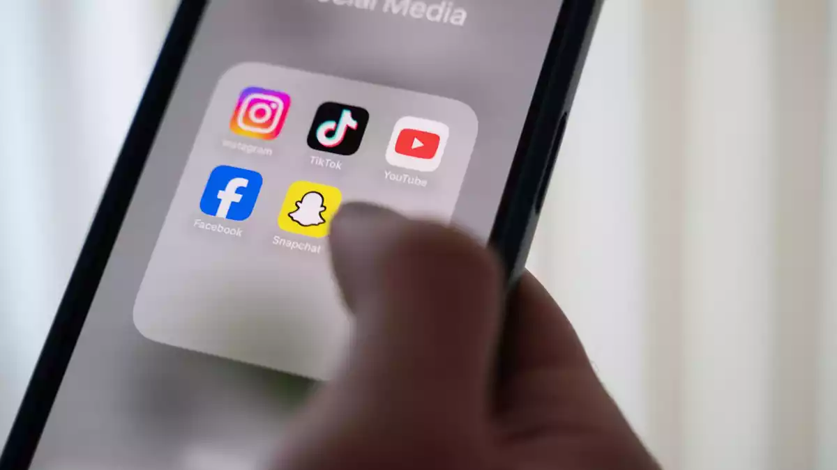 Das Gesetz soll unter anderem für die Plattformen Facebook, Instagram, Snapchat, TikTok, YouTube und X gelten. (Symbolbild) - Bild: Alicia Windzio/dpa