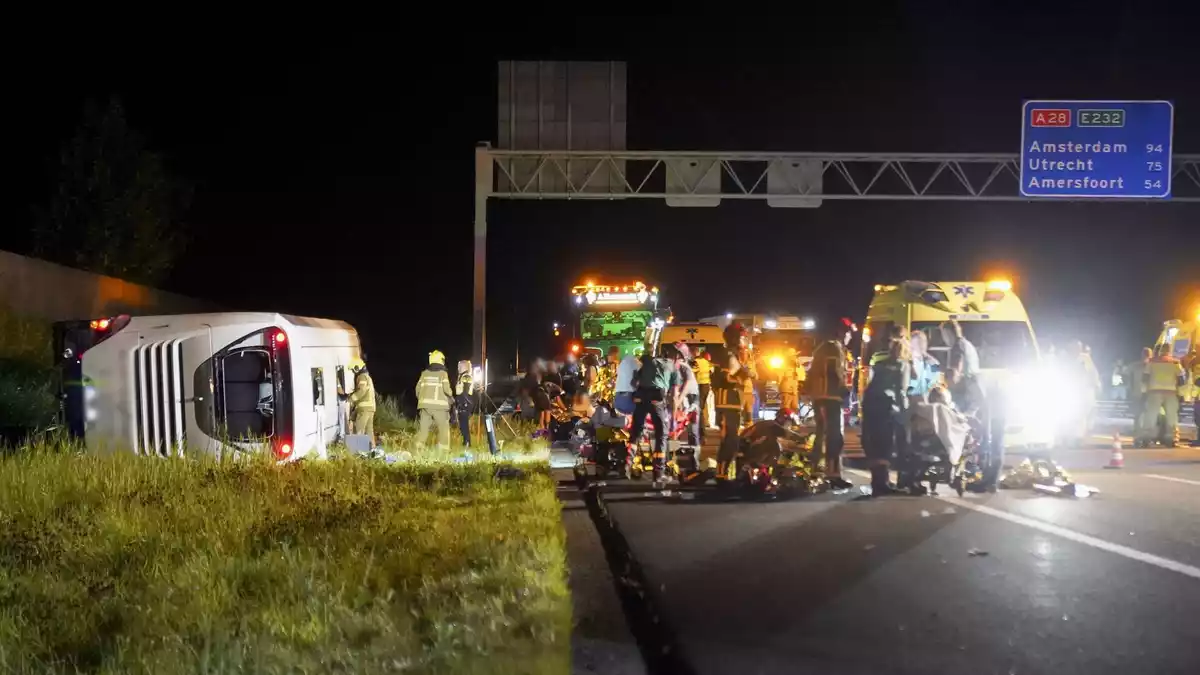 Unfall auf A28: Deutsche Schüler waren an Bord des Reisebusses.  - Bild: Hugo Janssen/ANP/dpa