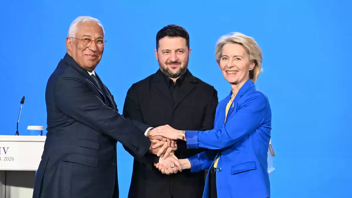 Die EU sagt der Ukraine zum Nationalfeiertag neue Rüstungshilfen zu. Im Februar waren EU-Ratspräsident António Costa und EU-Kommissionspräsidentin Ursula von der Leyen zuletzt gemeinsam zu Gesprächen mit dem ukrainischen Präsidenten Wolodymyr Selenskyj (m) gereist. - Bild: Ansgar Haase/dpa
