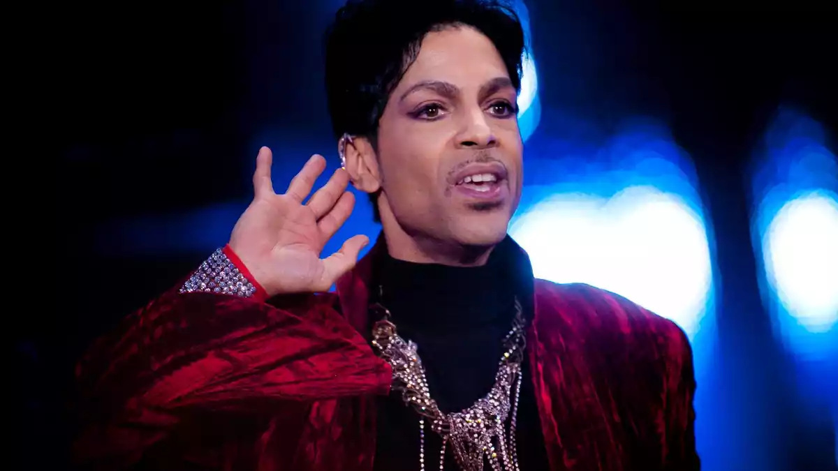 Zehn Jahre nach dem Tod von Prince erscheint «Timeless», ein neues Album mit bislang unveröffentlichten Aufnahmen des Popgenies. (Archivbild) - Bild: Balazs Mohai/MTI/epa/dpa