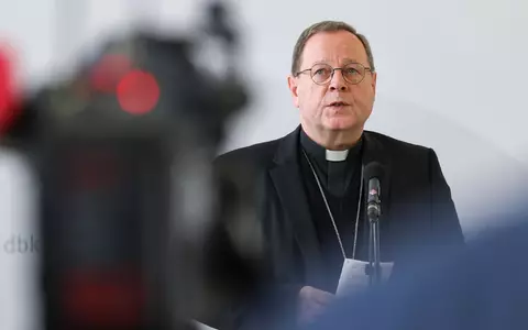 Der Limburger Bischof Georg Bätzing suspendierte den Pfarrer, der um einen Verzicht auf das Priesteramt gebeten hatte. (Archivbild) - Foto: Daniel Löb/dpa