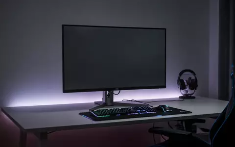 Ein moderner Gaming-Monitor auf einem Schreibtisch in einem dezent beleuchteten Raum. - Foto: über boerse-global.de