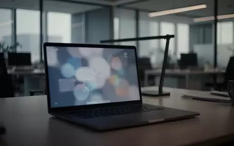 Ein moderner, unscharfer Arbeitsplatz im Büro mit einem Laptop, der die IT-Sicherheitsumgebung symbolisiert. - Foto: über boerse-global.de