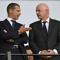 Aleksander Ceferin (l) und Gianni Infantino sind die Big Player im Machtkampf der Fußball-Funktionäre. (Archivbild)  - Foto: Robert Michael/dpa