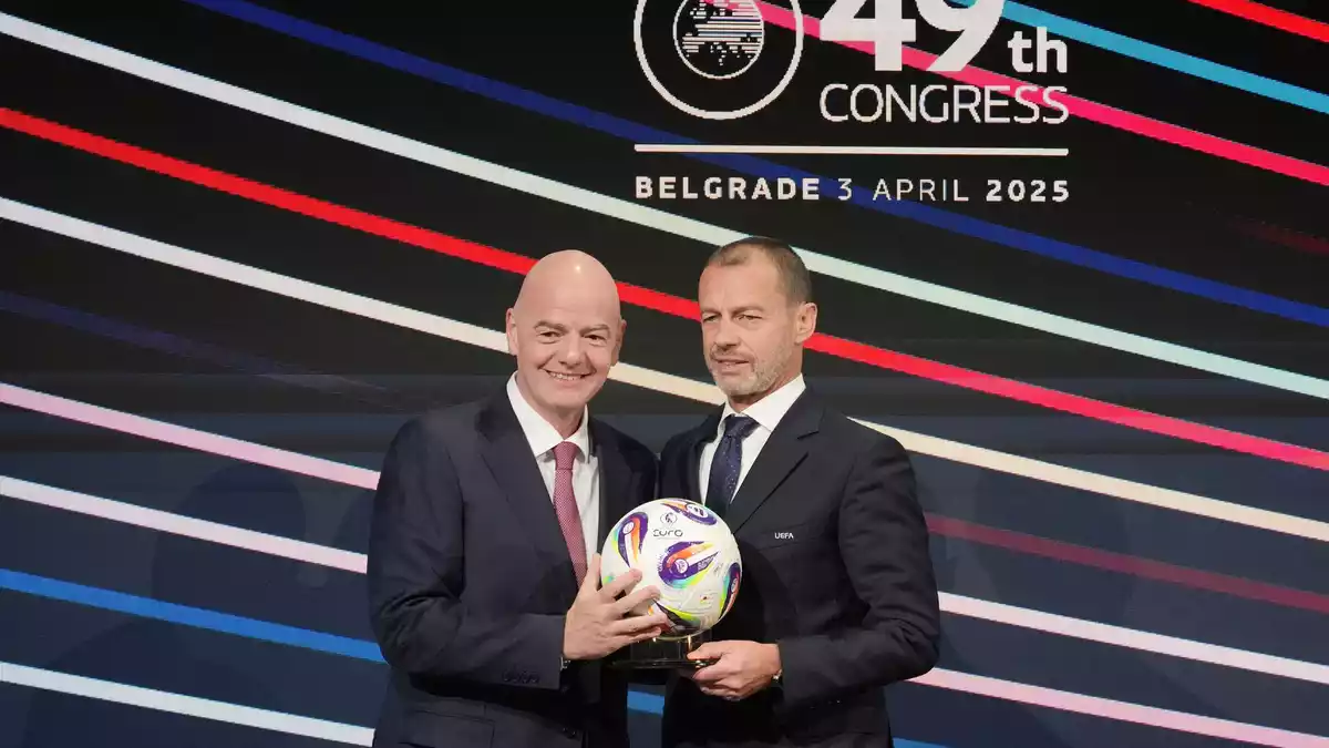 Aleksander Ceferin (r) will kein FIFA-Präsident werden, Gianni Infantino soll es seiner Meinung nach aber nicht bleiben. (Archivbild) - Bild: Darko Vojinovic/AP/dpa