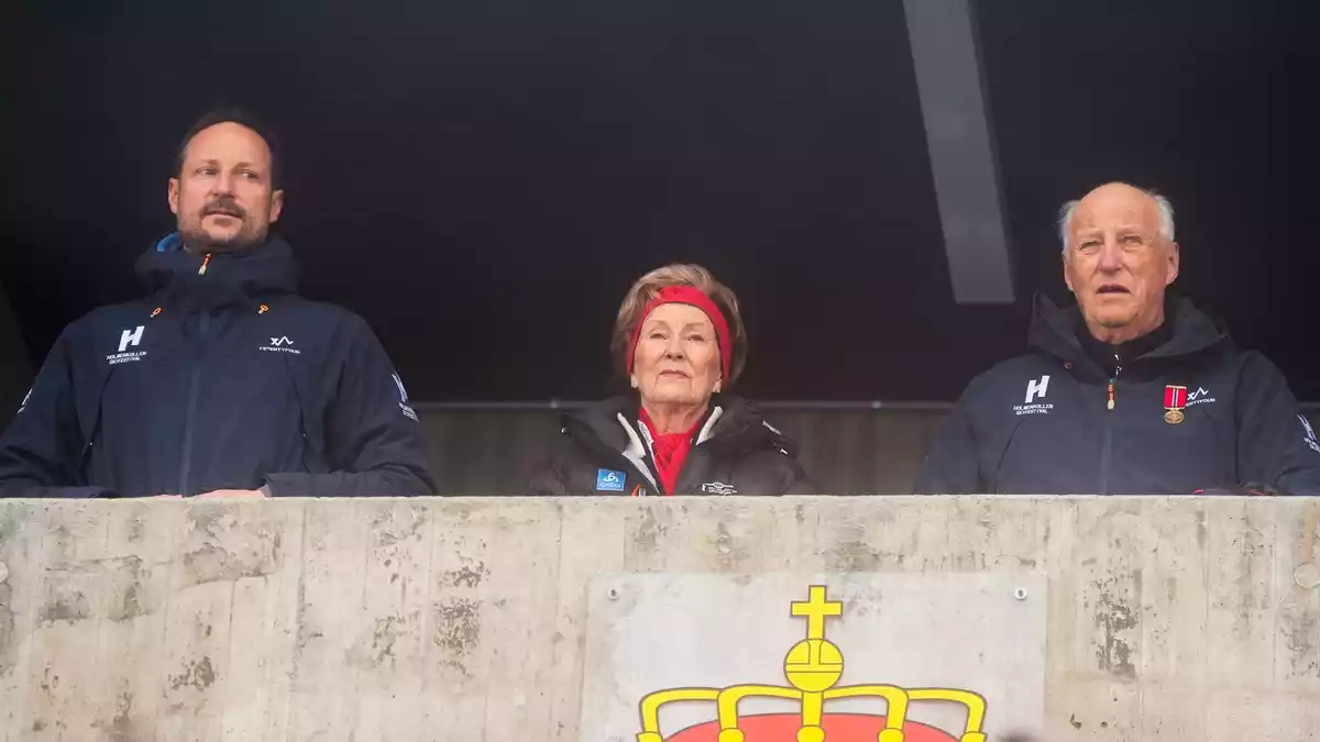 Die Familie sorgt sich um König Harald V. - hier wurde er von Kronprinz Haakon und Königin Sonj beim Weltcup am Holmenkollen in diesem Frühjahr begleitet. (Archivbild) - Bild: Terje Pedersen/NTB/dpa