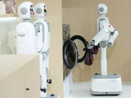 Fast die Hälfte der Menschen in Deutschland kann sich vorstellen, künftig einen menschenähnlichen Roboter im Haushalt einzusetzen.  - Foto: Ju Huanzong/XinHua/dpa