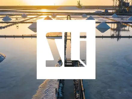 Moderne Lithium-Extraktionsanlage bei Sonnenuntergang zur Symbolisierung der Rohstoffgewinnung und Energiewende. - Foto: über boerse-global.de