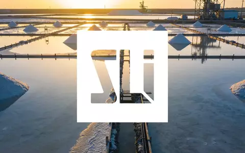 Moderne Lithium-Extraktionsanlage bei Sonnenuntergang zur Symbolisierung der Rohstoffgewinnung und Energiewende. - Foto: über boerse-global.de