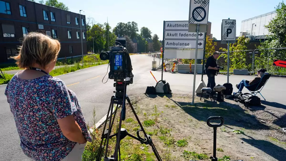 Journalisten harren vor dem Krankenhaus in Oslo aus, in dem König Harald V. behandelt wird.  - Bild: Lise Åserud/NTB/dpa