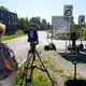 Journalisten harren vor dem Krankenhaus in Oslo aus, in dem König Harald V. behandelt wird.  - Bild: Lise Åserud/NTB/dpa
