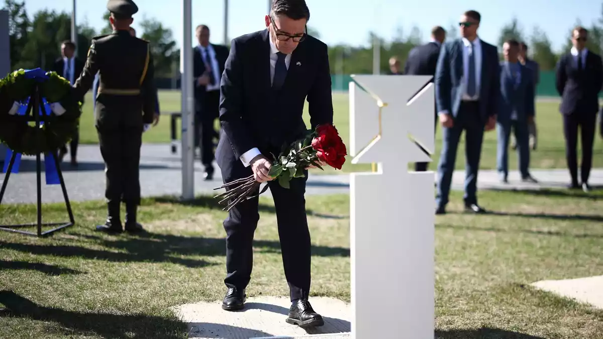 Burnham besuchte bei den Feierlichkeiten auch den nationalen Militärfriedhof der Ukraine in Hatne südwestlich von Kiew. - Bild: Henry Nicholls/PA Wire/dpa