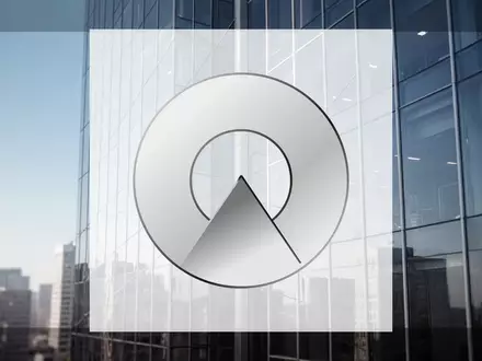 Moderne Glasfassade eines Hochhauses bei klarem Himmel als Symbol für die Baubranche und Immobilienwirtschaft. - Foto: über boerse-global.de