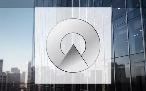 Moderne Glasfassade eines Hochhauses bei klarem Himmel als Symbol für die Baubranche und Immobilienwirtschaft. - Foto: über boerse-global.de