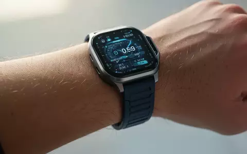 Nahaufnahme einer Smartwatch am Handgelenk eines Menschen, die gesundheitsbezogene Daten erfasst. - Foto: über boerse-global.de