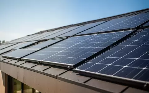 Moderne Hybrid-Solarmodule auf einem Hausdach an einem sonnigen Sommertag zur effizienten Temperaturregulierung. - Foto: über boerse-global.de