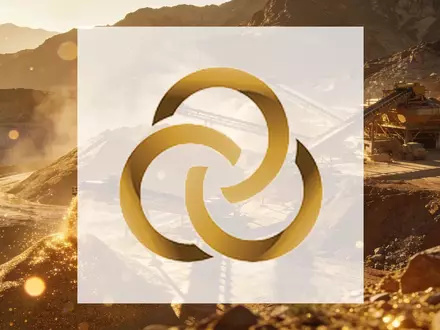 Goldmine in einer Berglandschaft bei Sonnenuntergang als Symbol für industrielle Expansion und Rohstoffgewinnung. - Foto: über boerse-global.de