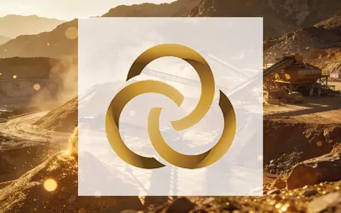 Goldmine in einer Berglandschaft bei Sonnenuntergang als Symbol für industrielle Expansion und Rohstoffgewinnung. - Foto: über boerse-global.de