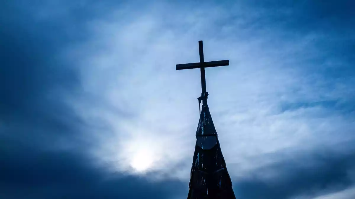 Die katholische Kirche ist zwei Jahrtausende alt. Ihr Eheverbot für Pfarrer gilt auch noch im 21. Jahrhundert. Ein Priester im Taunus zieht daher die Reißleine. (Symbolbild) - Bild: Jens Büttner/dpa
