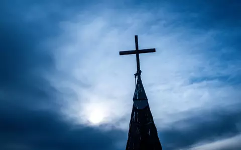 Die katholische Kirche ist zwei Jahrtausende alt. Ihr Eheverbot für Pfarrer gilt auch noch im 21. Jahrhundert. Ein Priester im Taunus zieht daher die Reißleine. (Symbolbild) - Foto: Jens Büttner/dpa
