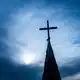 Die katholische Kirche ist zwei Jahrtausende alt. Ihr Eheverbot für Pfarrer gilt auch noch im 21. Jahrhundert. Ein Priester im Taunus zieht daher die Reißleine. (Symbolbild) - Bild: Jens Büttner/dpa