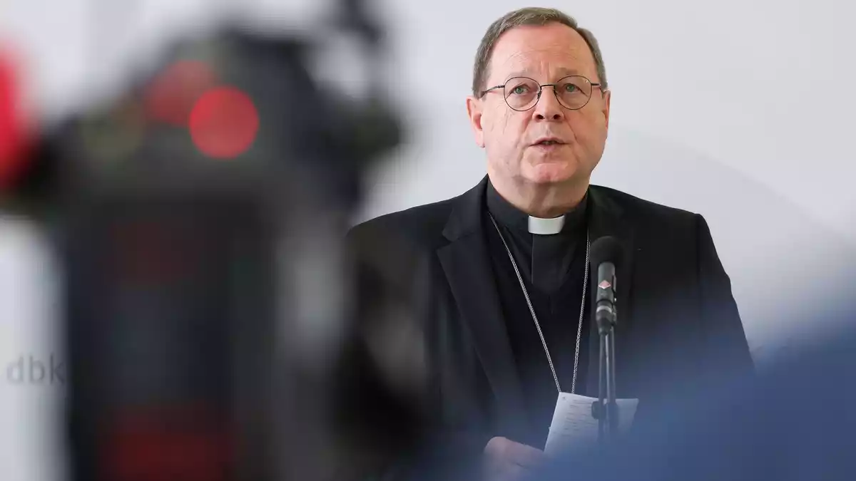 Der Limburger Bischof Georg Bätzing suspendierte den Pfarrer, der um einen Verzicht auf das Priesteramt gebeten hatte. (Archivbild) - Bild: Daniel Löb/dpa