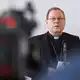 Der Limburger Bischof Georg Bätzing suspendierte den Pfarrer, der um einen Verzicht auf das Priesteramt gebeten hatte. (Archivbild) - Bild: Daniel Löb/dpa