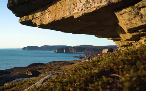 Weite, raue Küstenlandschaft im Norden Kanadas mit felsigem Gelände bei natürlichem Tageslicht. - Foto: über boerse-global.de