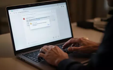 Nahaufnahme einer Person am Laptop, die vorsichtig eine verdächtige E-Mail betrachtet, um Phishing zu verdeutlichen. - Foto: über boerse-global.de